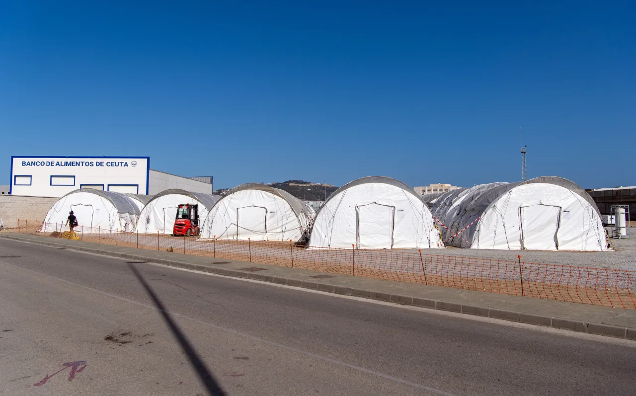 Em Ceuta, polícia espanhola transfere migrantes de praias para alojamento temporário no porto