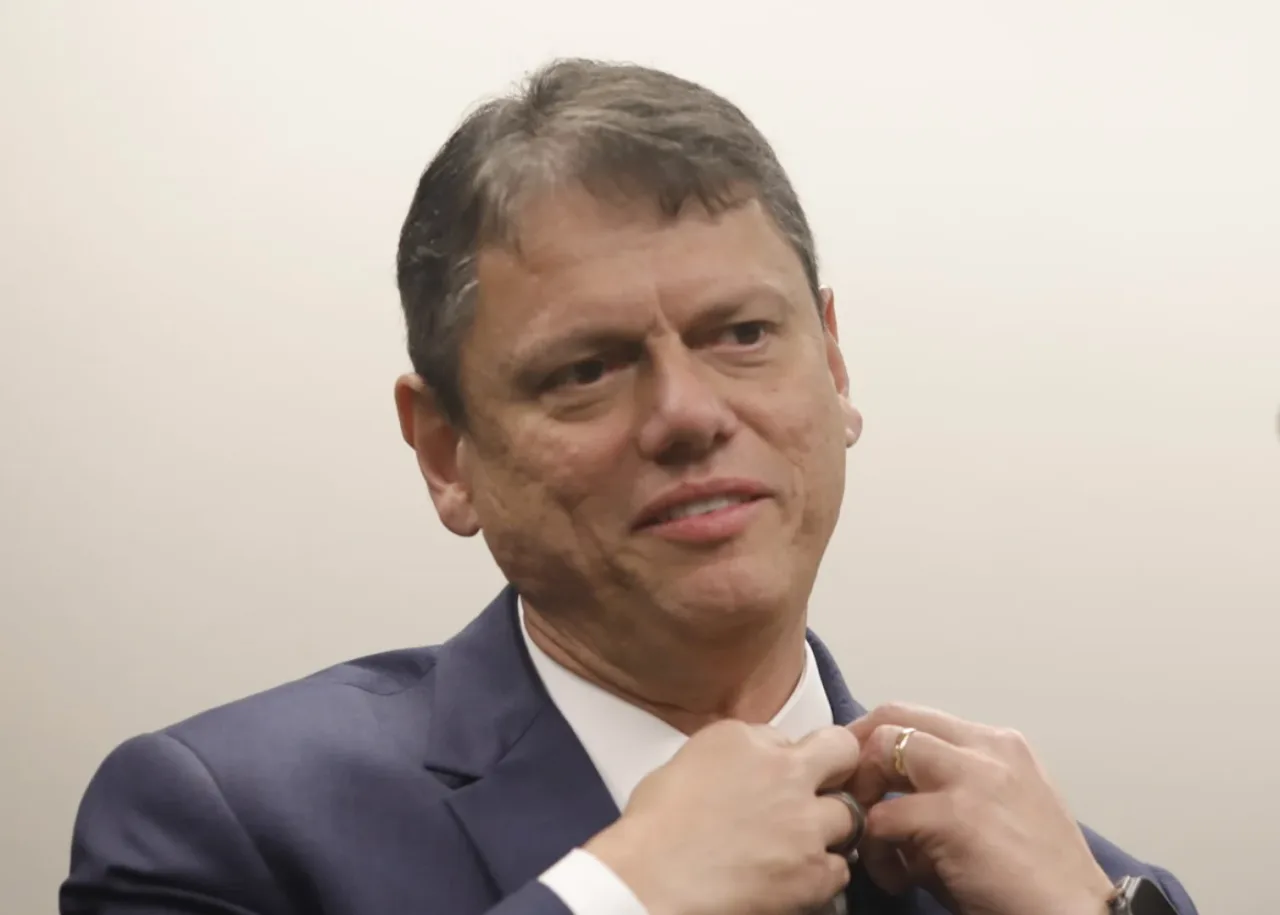 Tarcísio evita citar Flávio Bolsonaro em debate da “Globo”