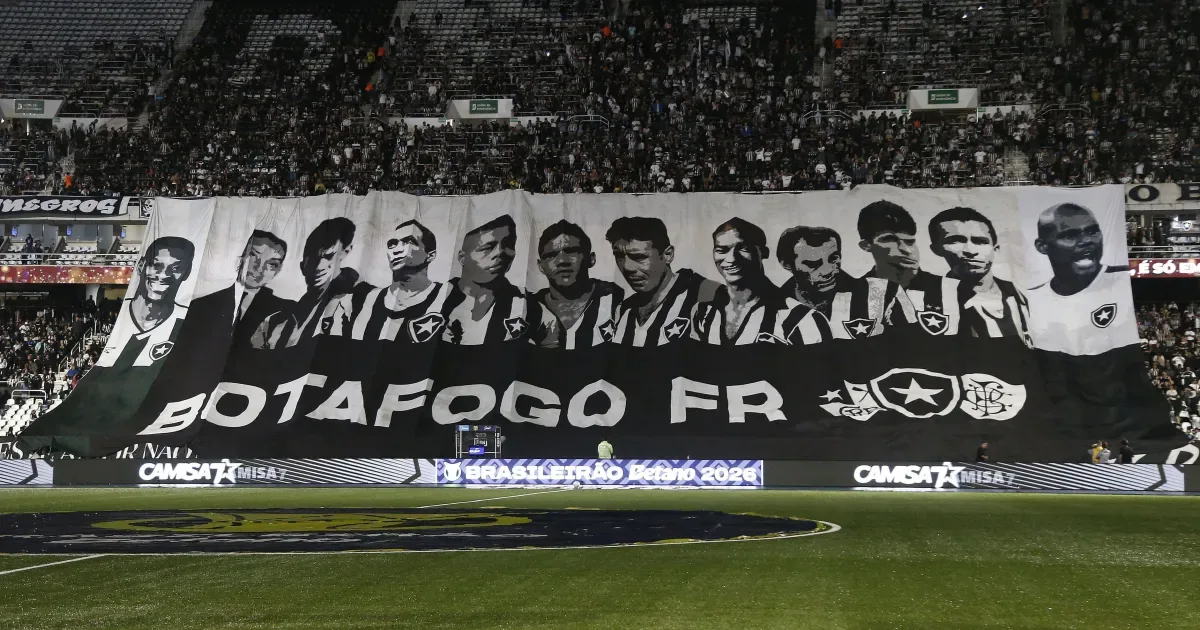 Torcida do Botafogo protesta contra Marlon Freitas e rasga imagem: “Judas”