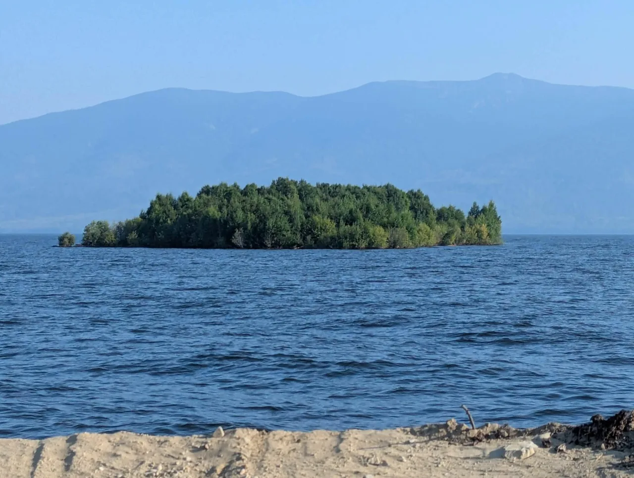 Ilha misteriosa aparece e desaparece em lago no Canadá
