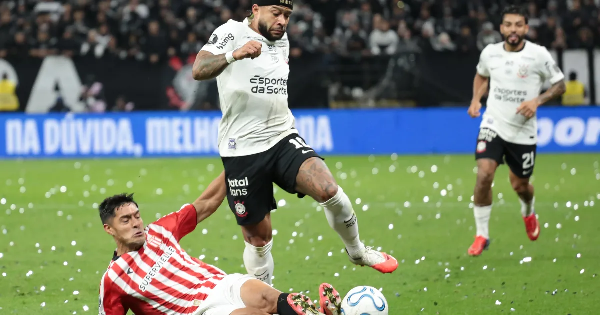 Memphis perde pênalti e sela queda do Corinthians na Libertadores