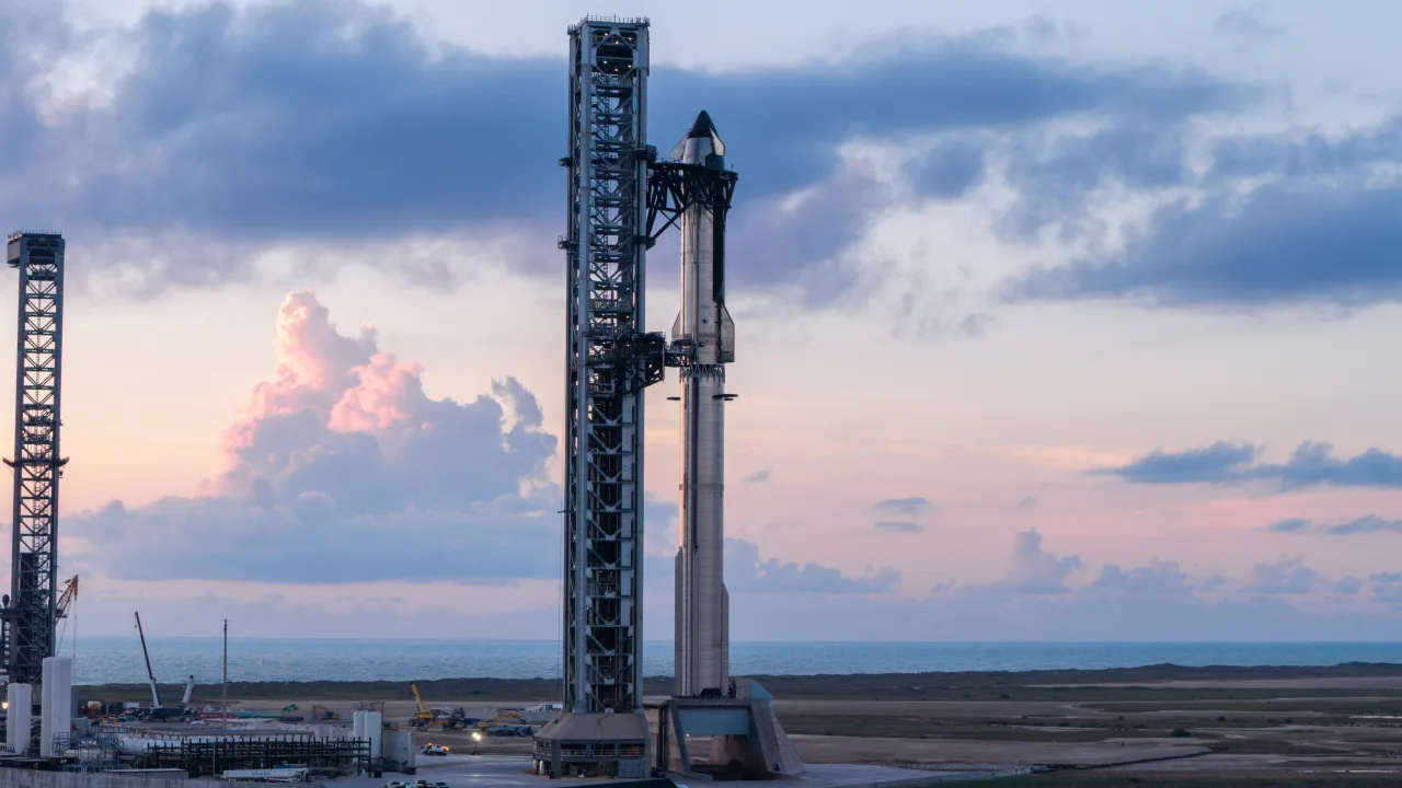 Starship, nave de futuras missões à Lua, fará 1º voo com voltas completas na Terra nesta segunda; veja o que esperar