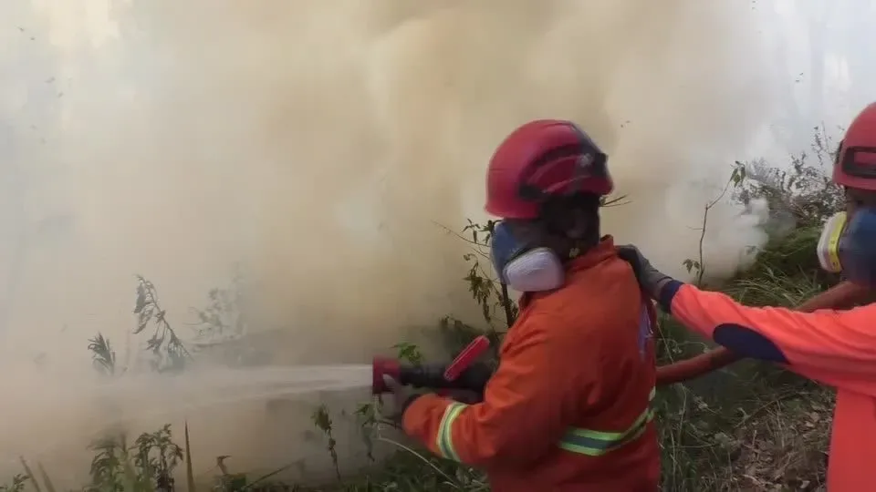 Erupção de vulcão suspende mais de 200 voos e atividades na Indonésia