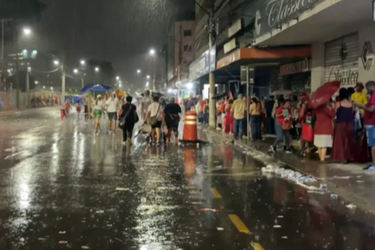 Público esvazia ato em Juiz de Fora após Lula cancelar por causa da chuva