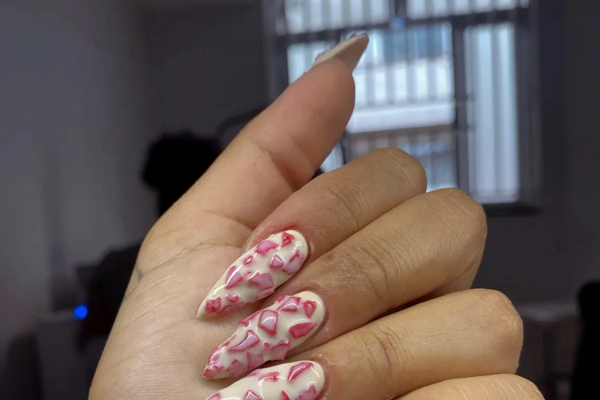 Da cozinha à nail art: exóticas, unhas de morango cravejado bombam na web