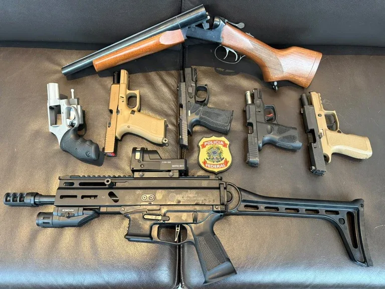 PF apreende 7 armas em busca e apreensão contra Mario Frias