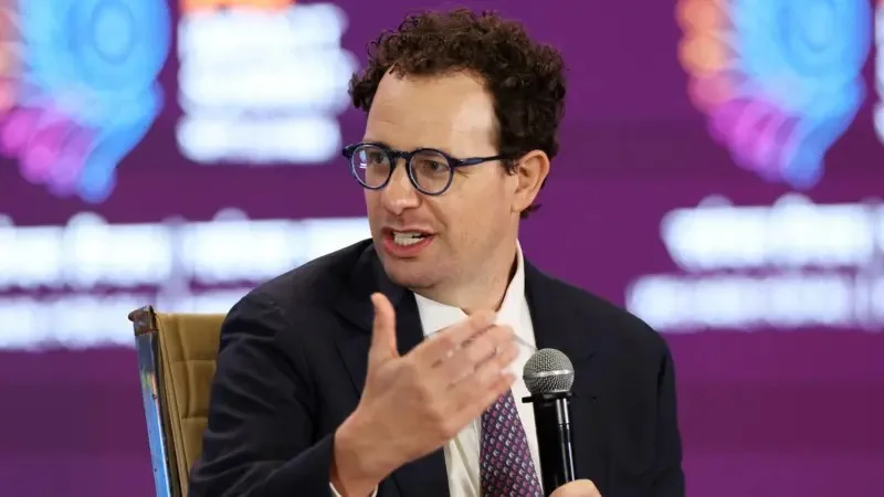Após CEO da Anthropic pedir freio do avanço da IA, Trump minimiza riscos da IA, China vê ameaças e UE pede segurança