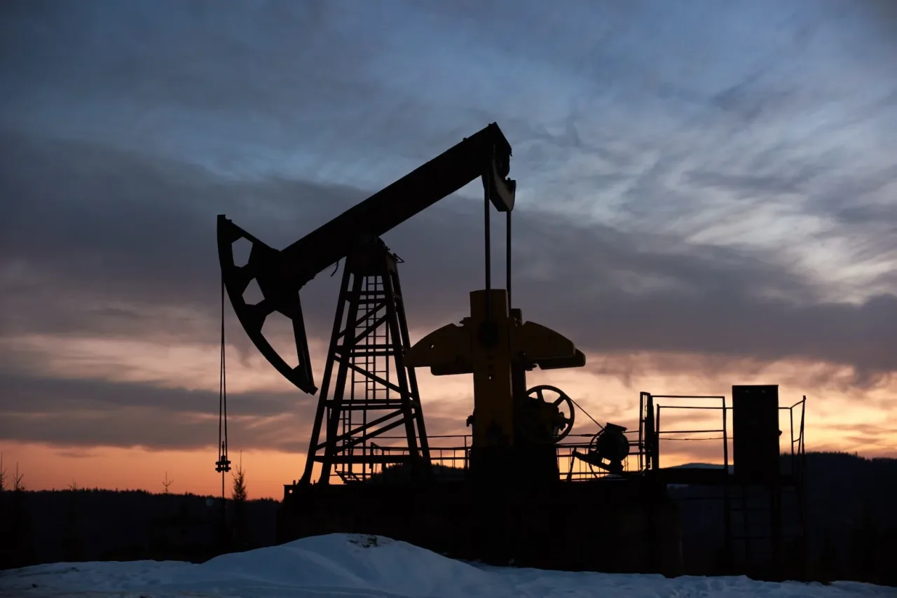 Petróleo Brent supera US$ 100 com tensão entre EUA e Irã
