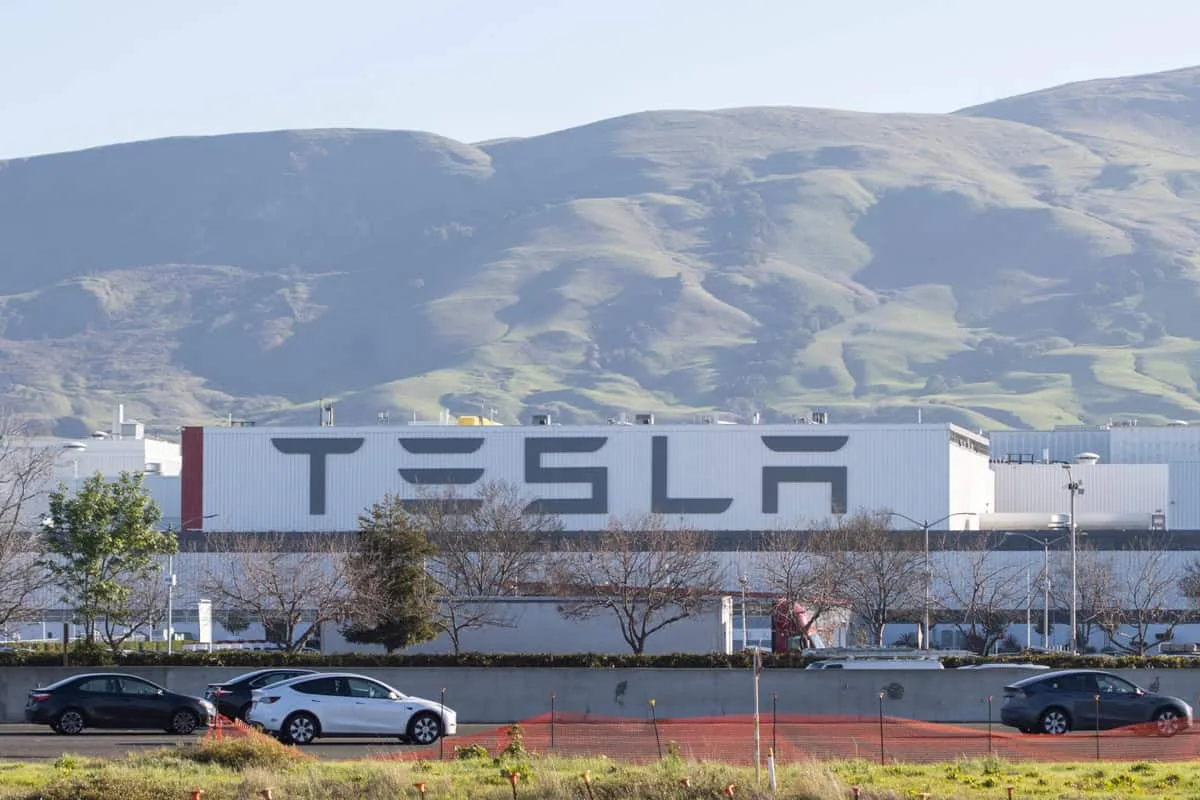 Tesla é julgada por acusações de discriminação racial contra trabalhadores negros nos EUA