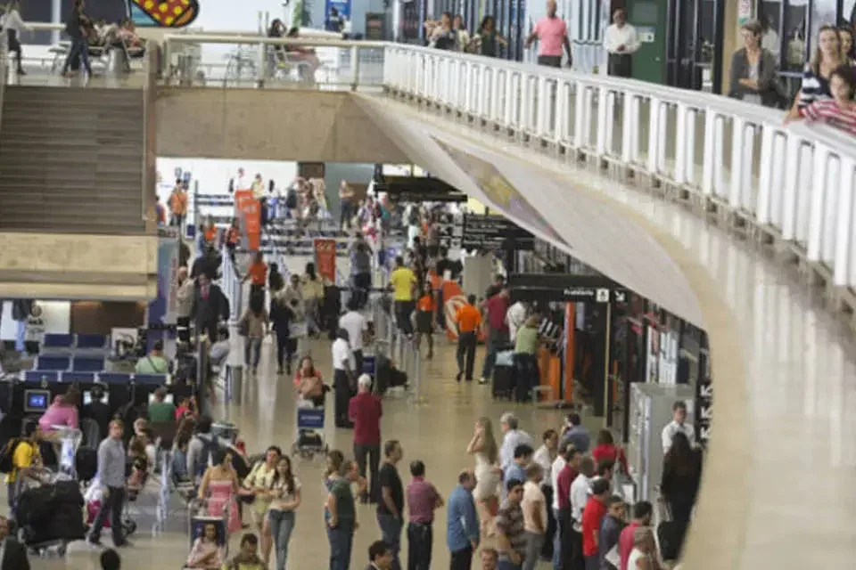 Sábado caótico em aeroportos pelo Brasil: MG, RJ e SP têm atrasos