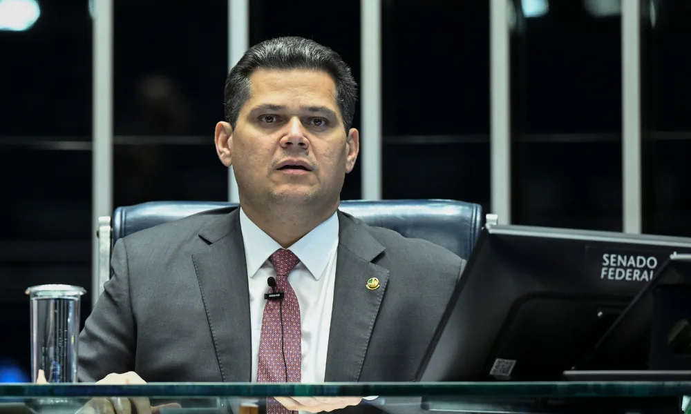 Mensagens mostram proximidade de Alcolumbre e Vorcaro, diz revista