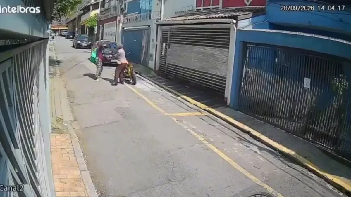 Vídeo: idosa é esfaqueada durante tentativa de roubo no Centro de SP