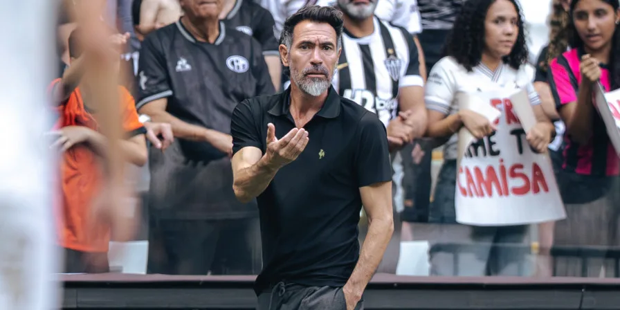 VÍDEO: Eduardo Dominguez celebra pausa após sequência de decisões do Atlético-MG