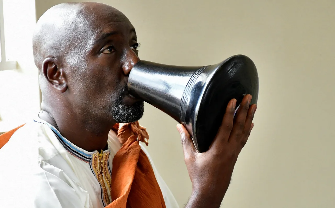 Jornalista vira rei em Uganda em meio a disputa por sucessão