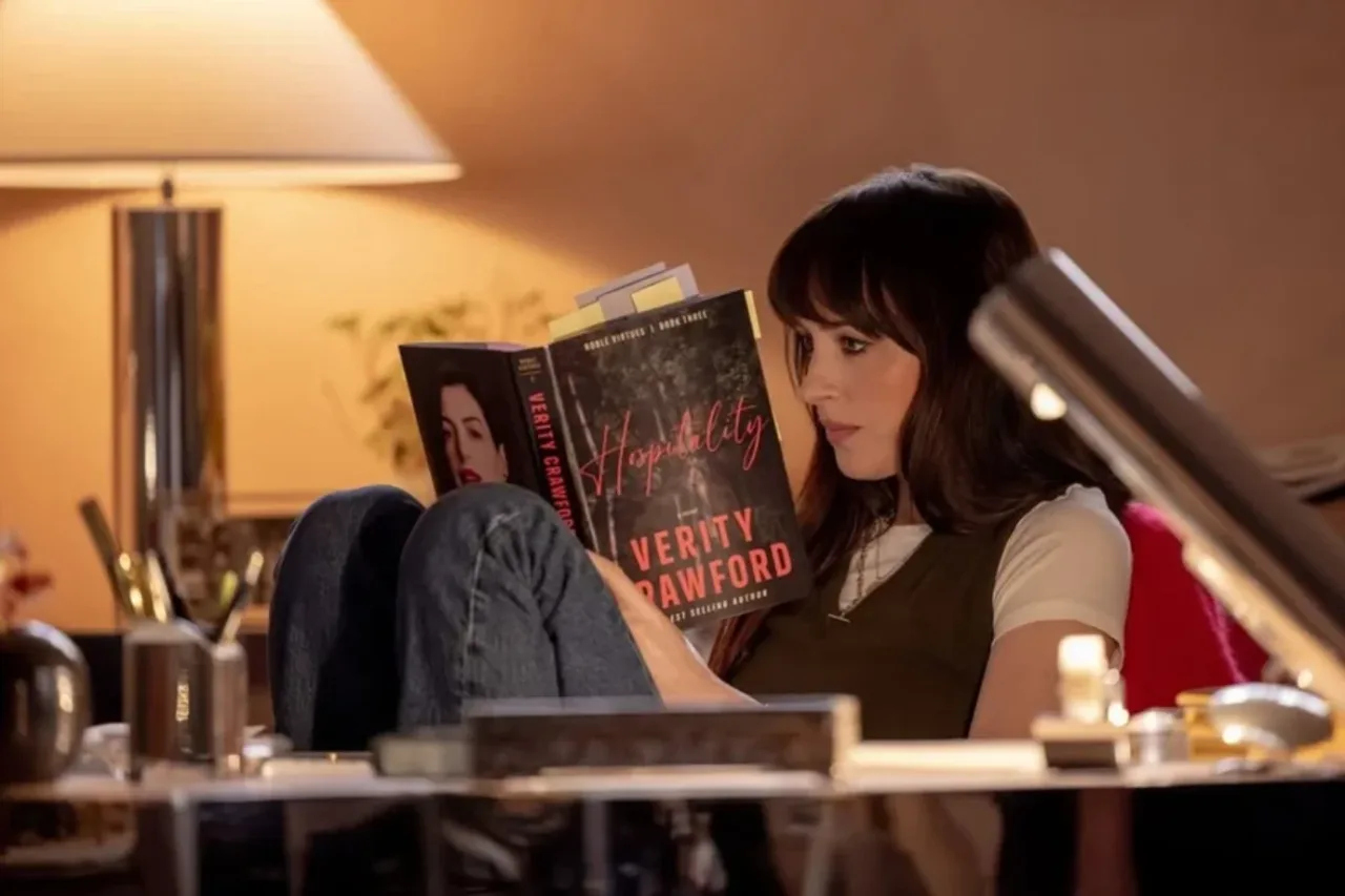 Beijo em ‘Verity’ foi ideia de Anne Hathaway e Dakota Johnson, diz diretor