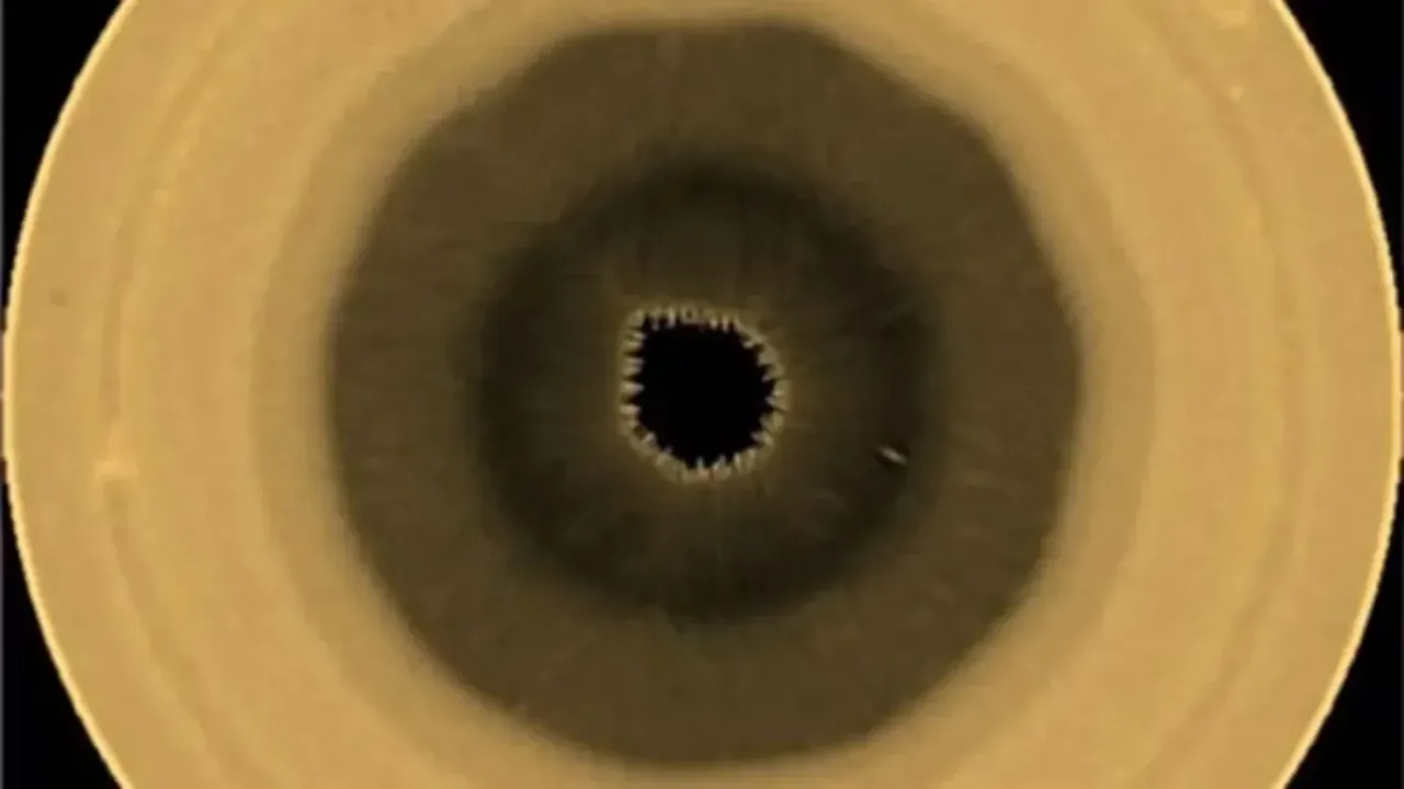 Saturno surpreende cientistas com estrutura de 10 lados no polo sul