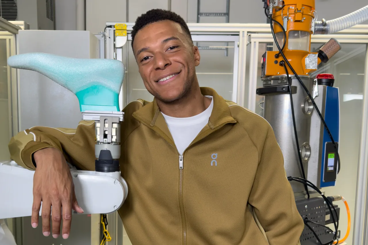 Mbappé deixa a Nike e assina com a On, que estreia no futebol em 2027