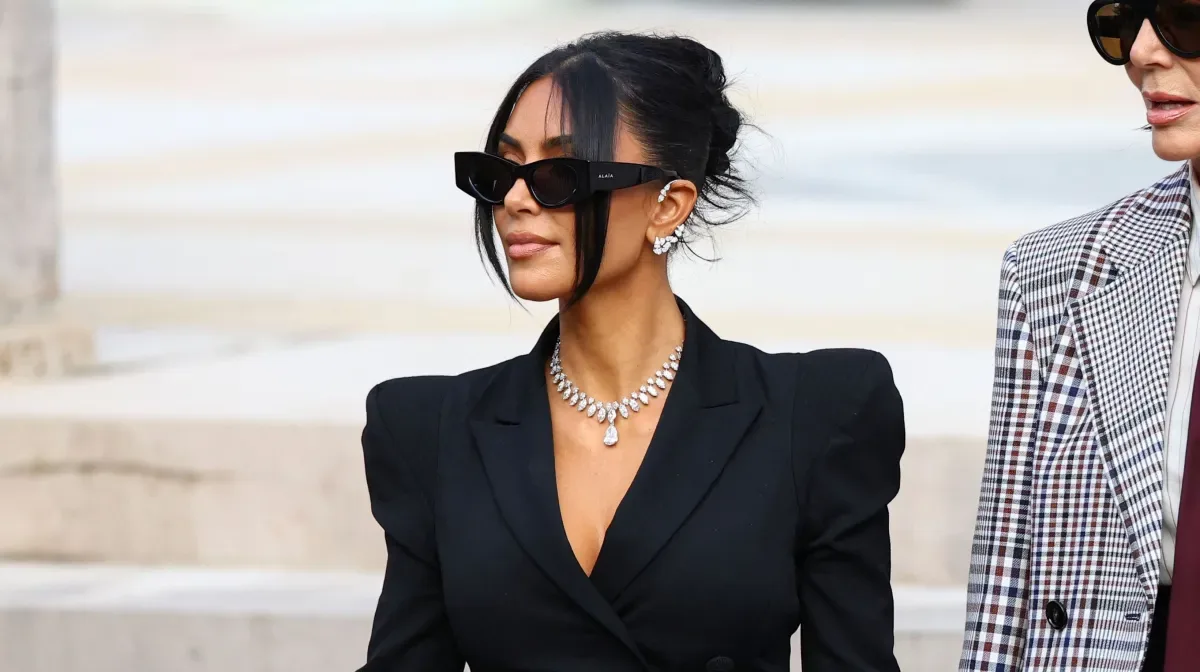Kim Kardashian e Lewis Hamilton são flagrados em passeio de barco na Itália