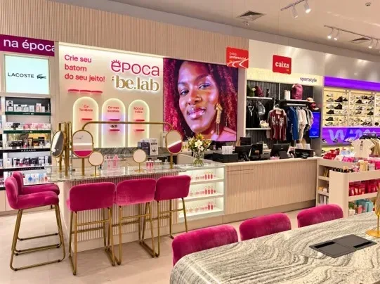 Época Cosméticos inaugura espaço com personalização de batons