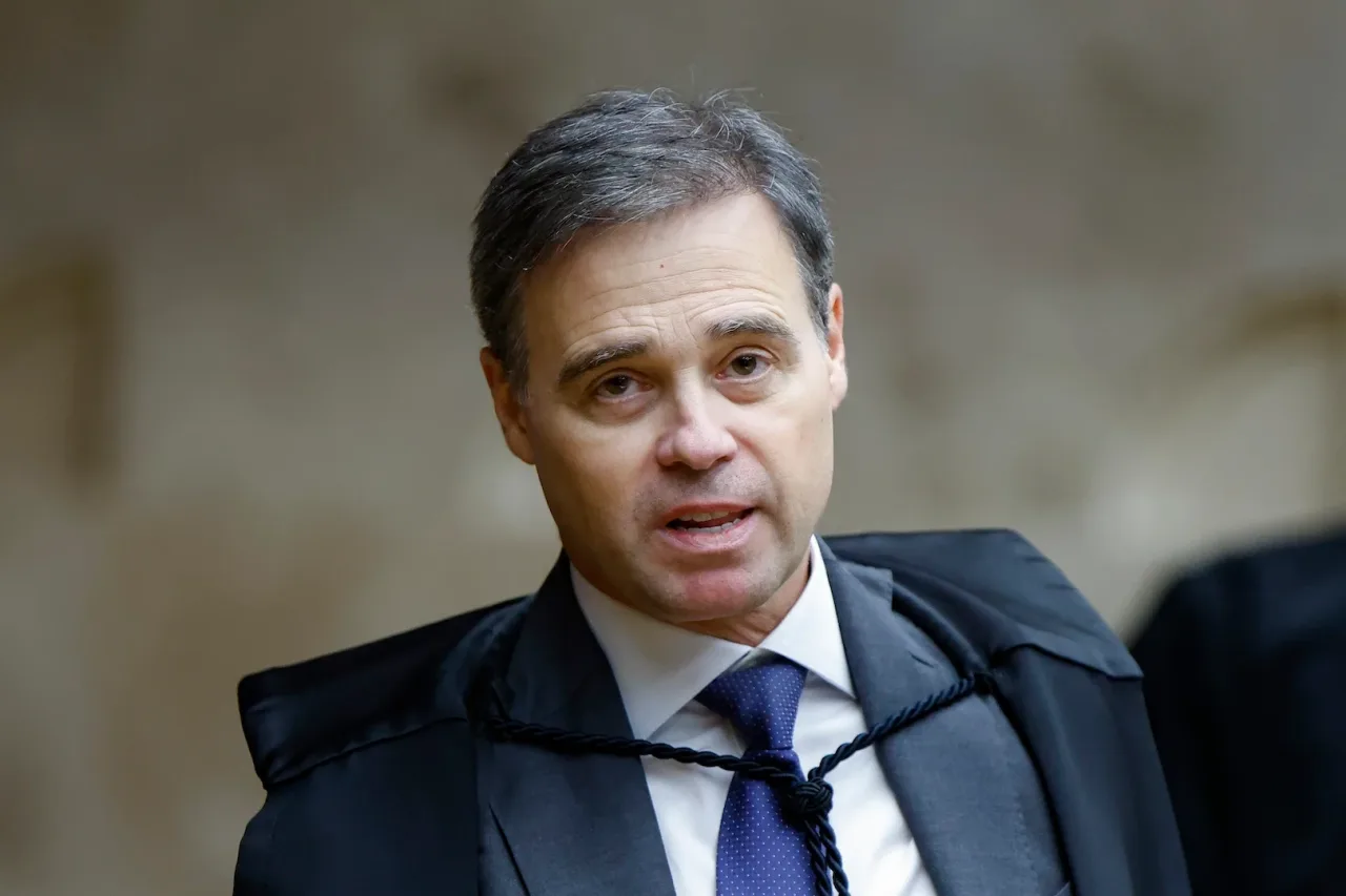 Mendonça diz que tirar sigilo do celular de Vorcaro tumultuaria julgamento