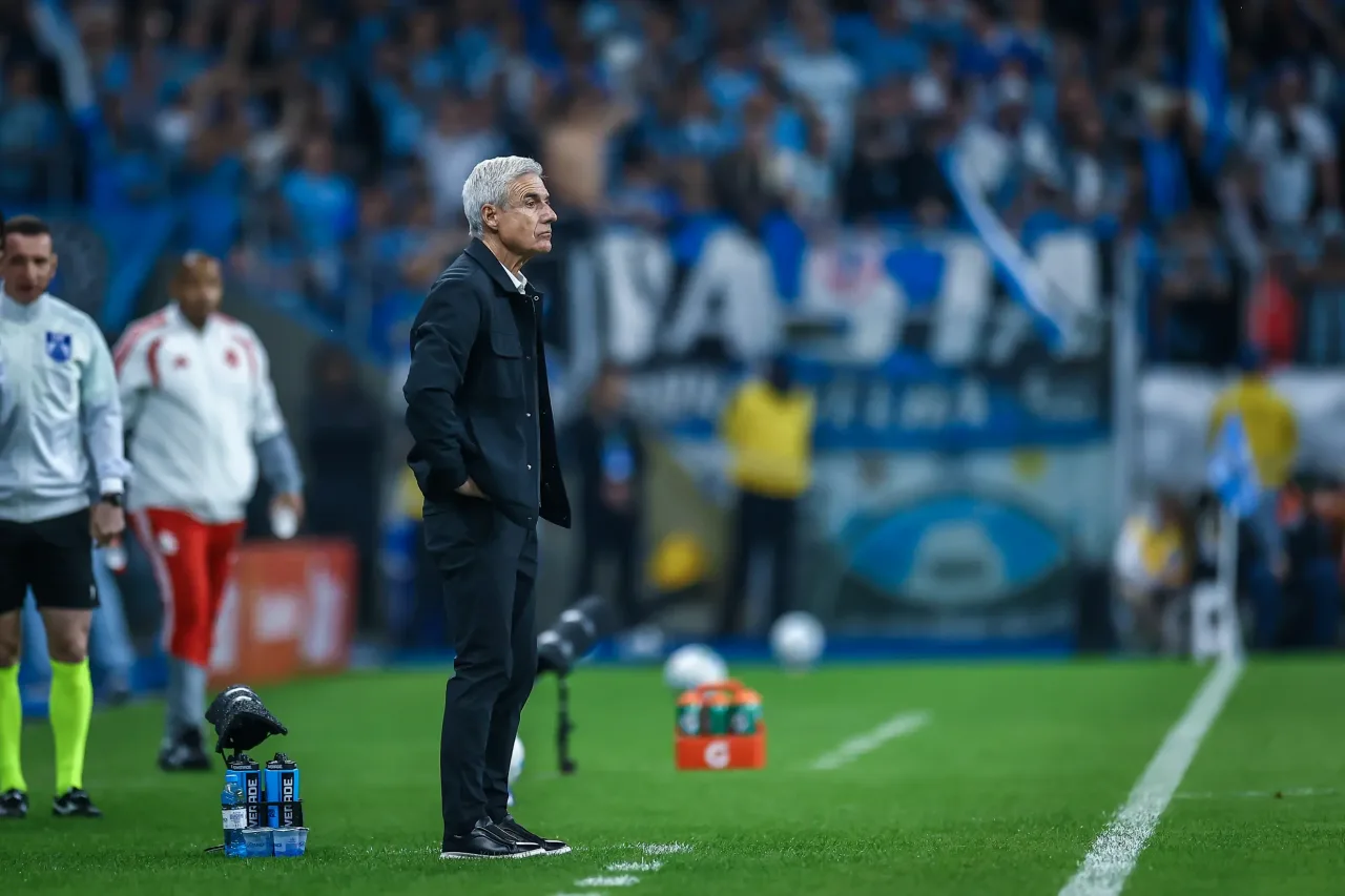 Luís Castro comemora classificação do Grêmio na Copa do Brasil