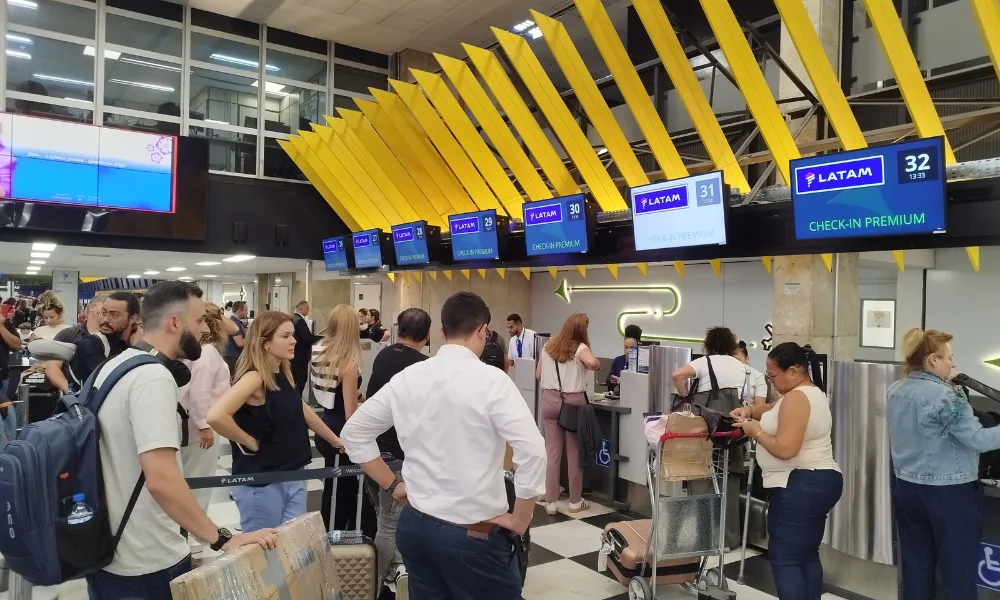 Homem é proibido de voar por 6 meses após expor órgão sexual em avião
