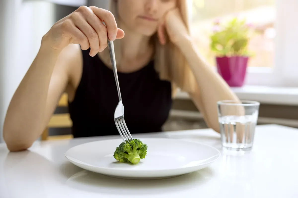 Transtornos alimentares podem causar danos na saúde bucal; entenda
