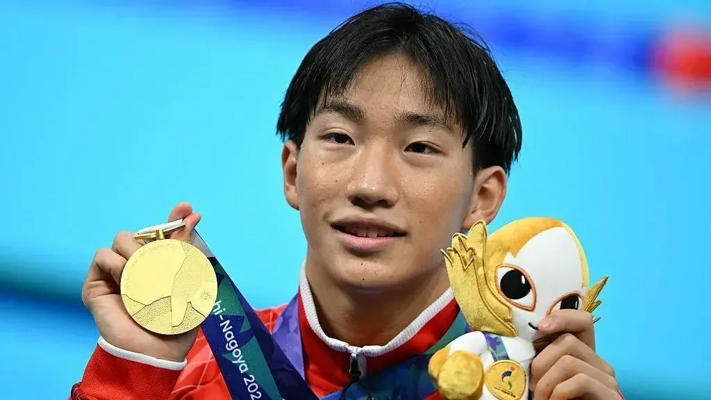 Japonês de 17 anos 'choca' mundo da natação com recorde nos 200m peito