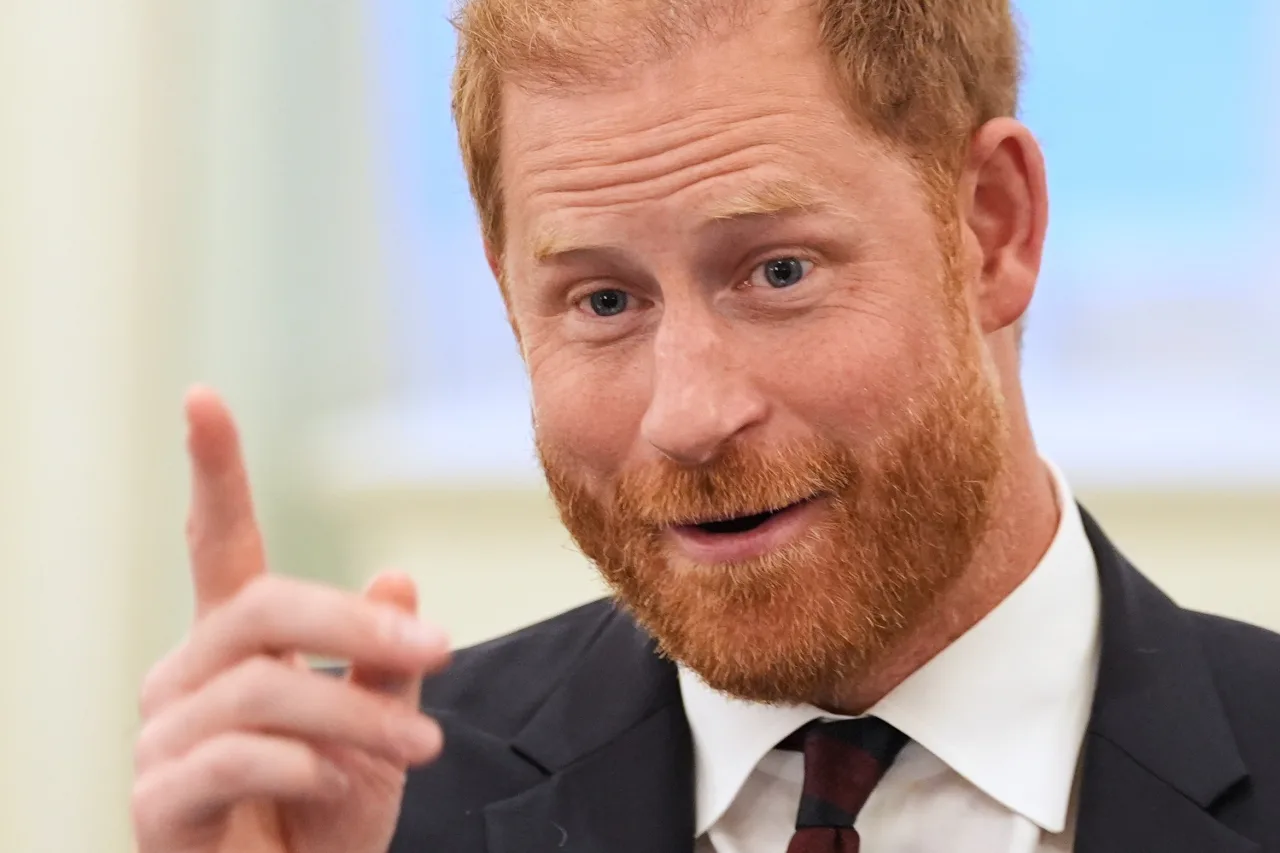 Rei Charles III reitera status de Harry e Meghan após retorno ao Reino Unido; casal se diz 'surpreso'