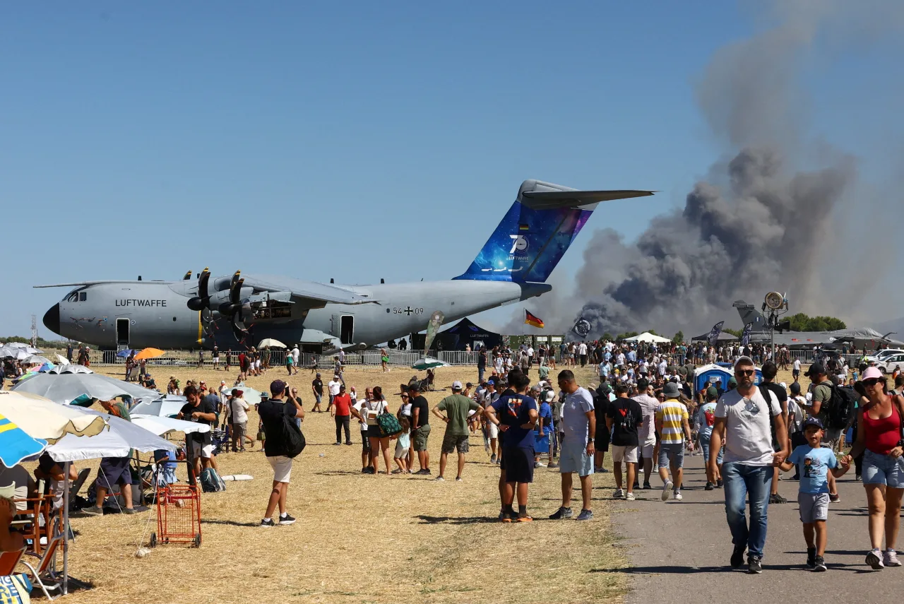 VÍDEO mostra queda e explosão de caça durante show aéreo na Grécia