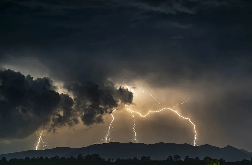 Frente fria avança pelo Brasil com temporais, granizo e queda de temperatura; veja onde