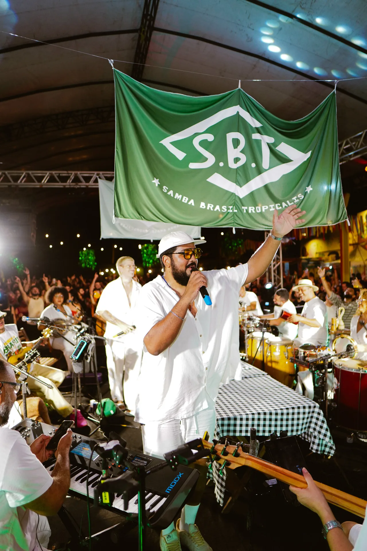Os Tropix comandam roda de samba do Samba Brasil Tropicalis de frente para o mar