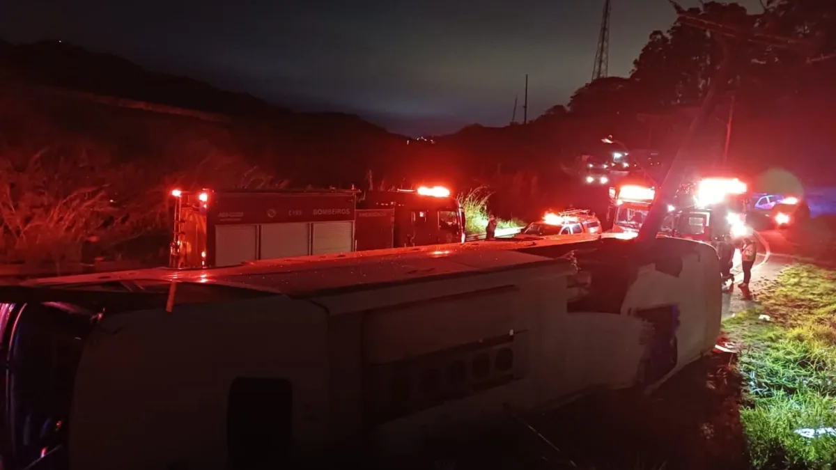 Ônibus fretado cai em ribanceira e deixa ao menos 6 mortos em São Paulo