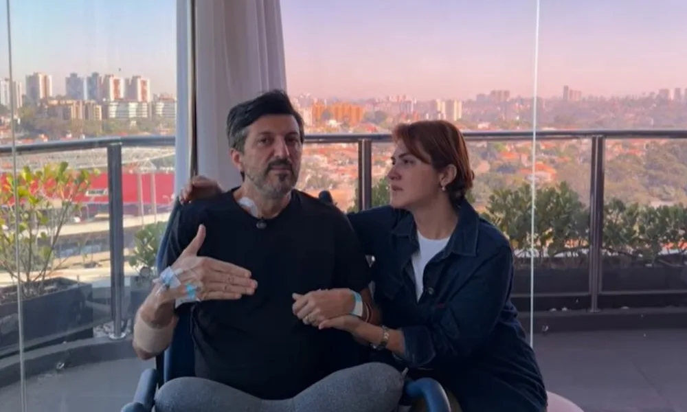 Lito Sousa deixa hospital e vai continuar tratamento em casa, diz esposa do influenciador