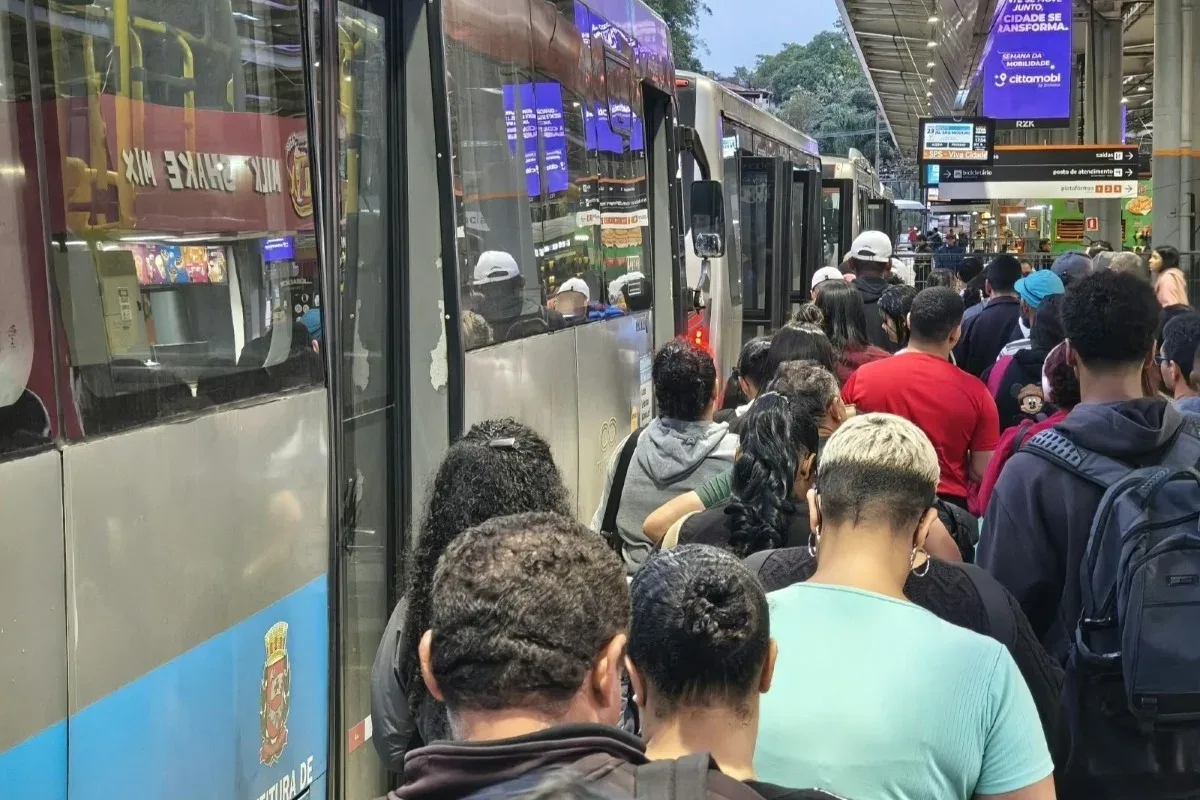 Sistema de ônibus sob investigação em SP segue caótico para passageiros
