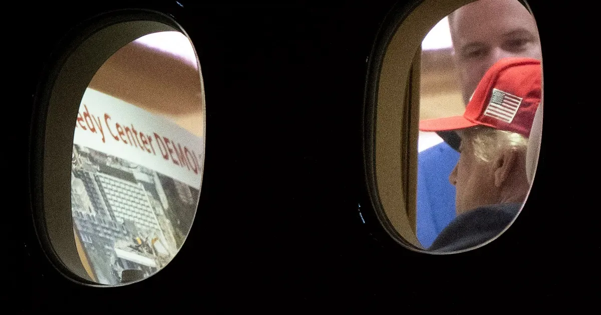 Após ameaçar derrubar Kennedy Center, Trump aparece vendo foto de demolição do local
