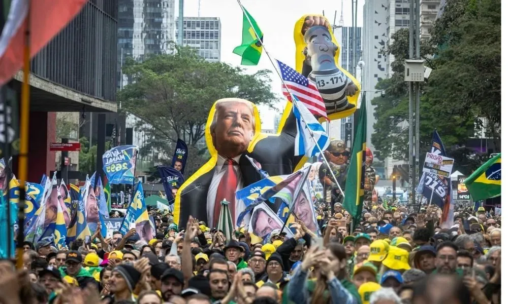Helicópteros jogam santinhos lulistas durante ato de Flávio na Paulista, em SP