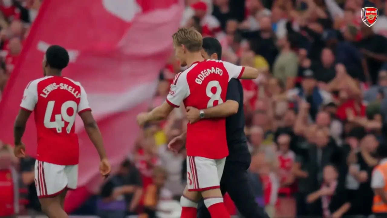 O abraço efusivo de Arteta em Ødegaard após atuação decisiva contra o Chelsea