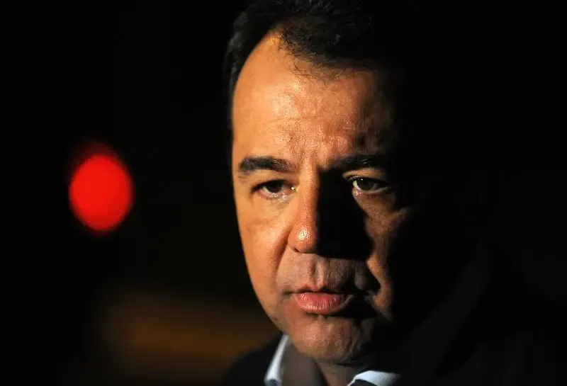 Justiça condena Sérgio Cabral a pagar R$ 1 milhão por regalias na prisão