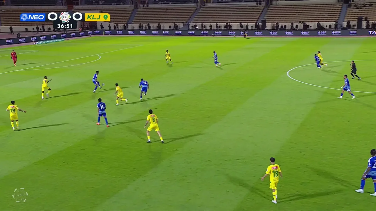 Lacazette abre o placar na vitória do NEOM sobre o Al-Khaleej; veja o lance