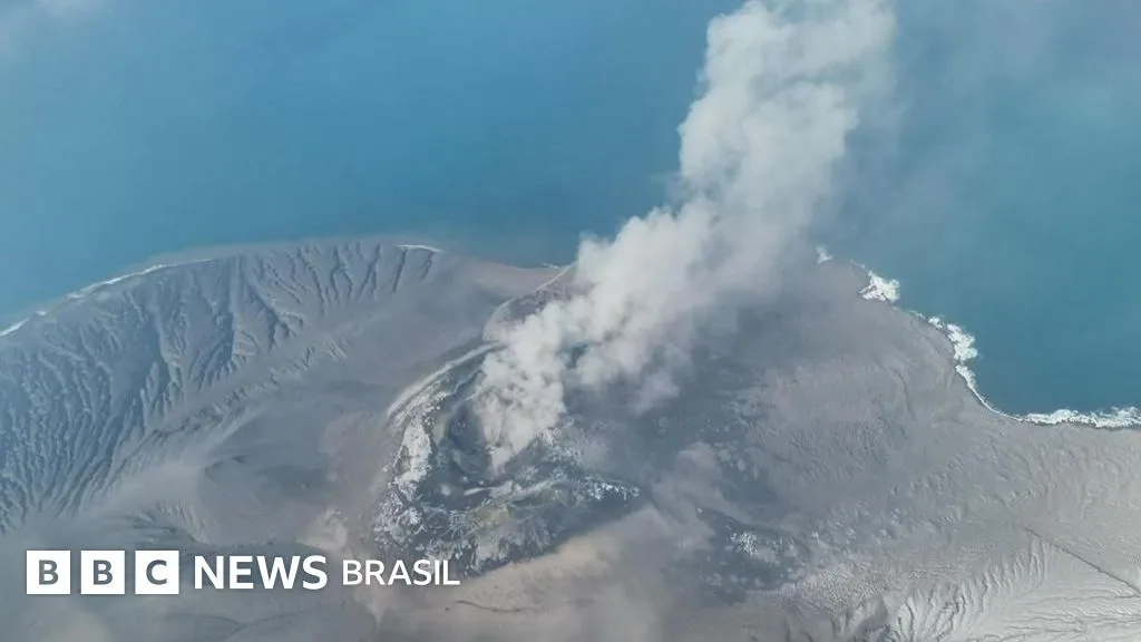 Vulcão 'filhote do Krakatoa' entra em erupção na Indonésia, afeta voos na Ásia e deixa 150 mil passageiros retidos