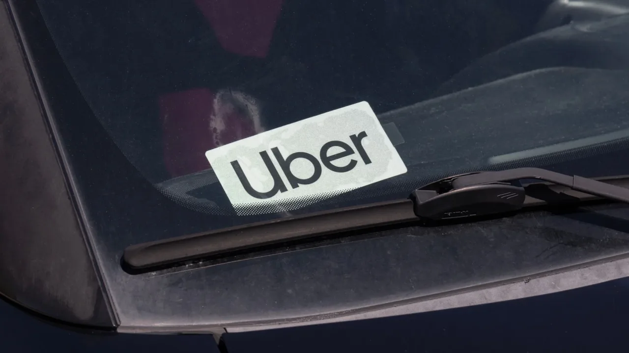 Uber demitirá 10% dos trabalhadores para simplificar gestão