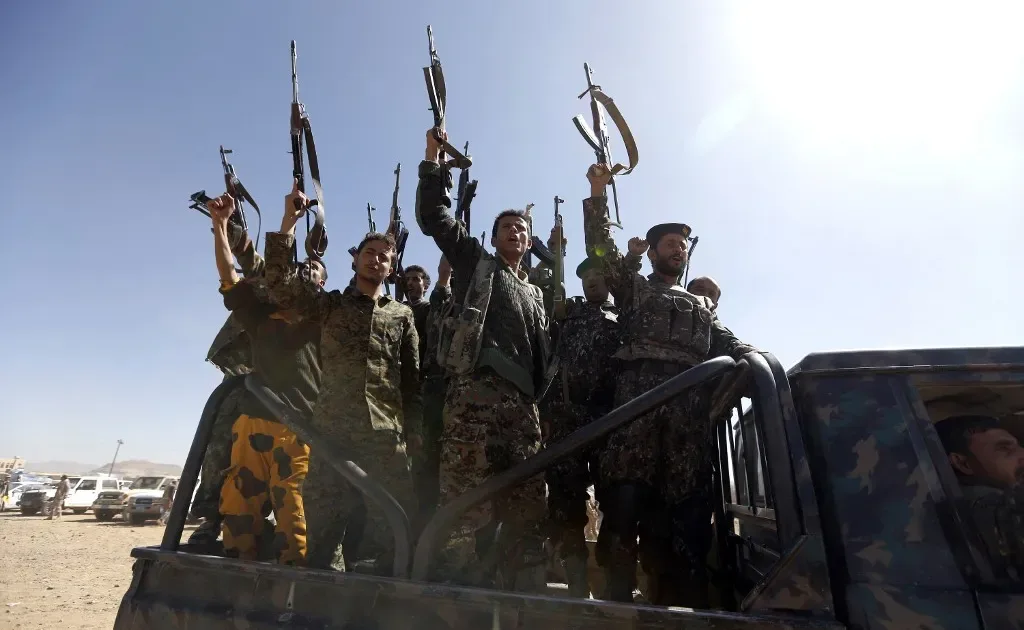 Sauditas acusam houthis de disparar míssil contra Riade