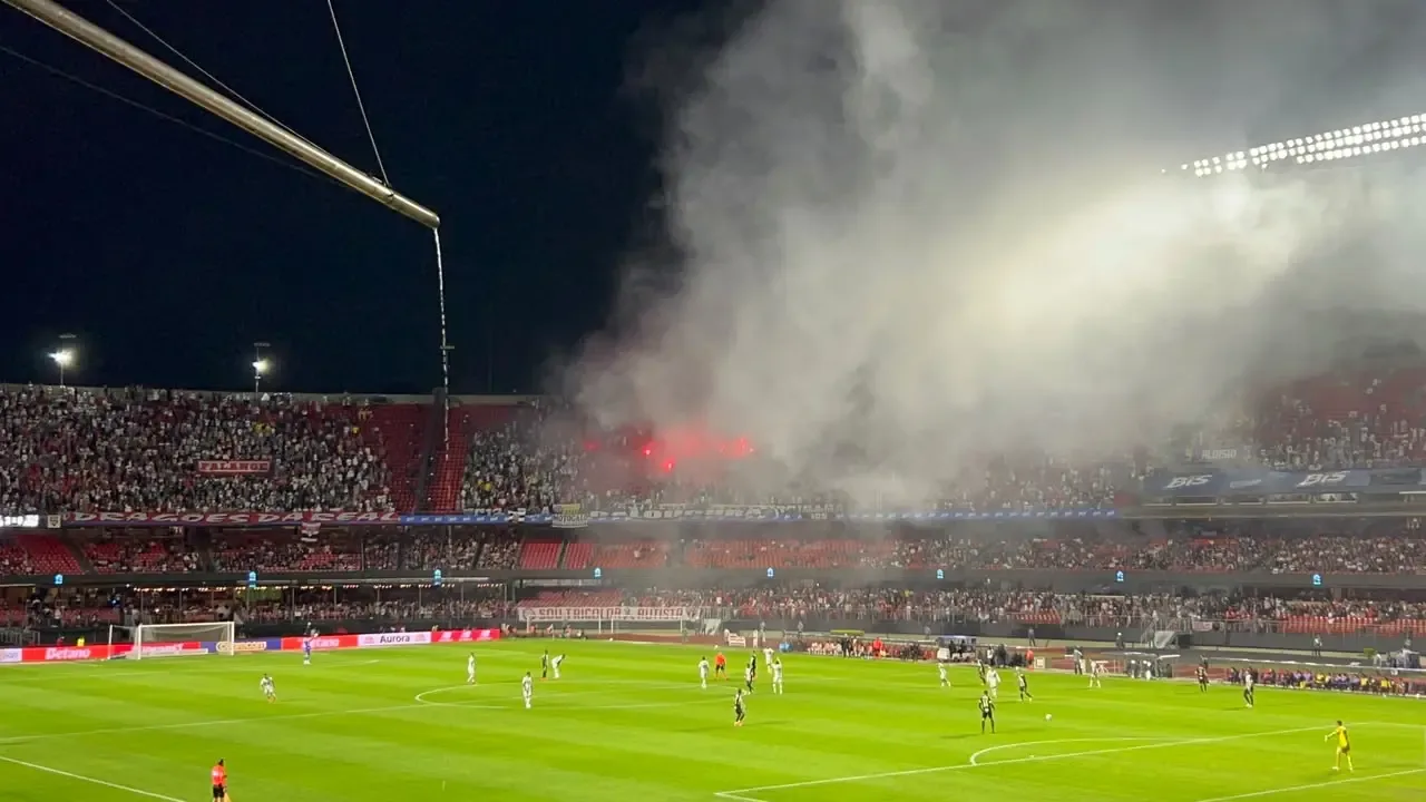 São Paulo x Atlético-MG: sinalizadores causam princípio de tumulto na torcida visitante
