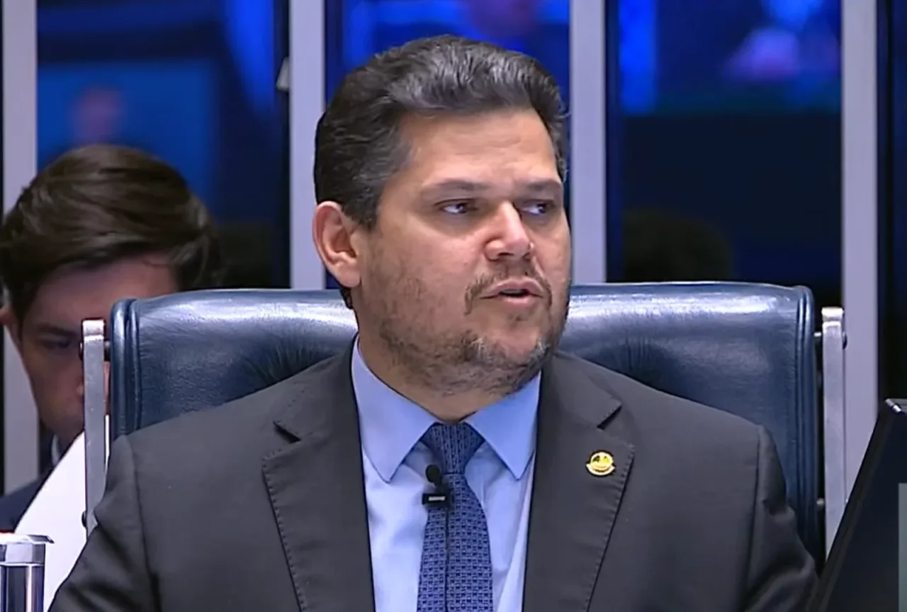 Mensagens não indicam ilegalidade alguma, diz Alcolumbre