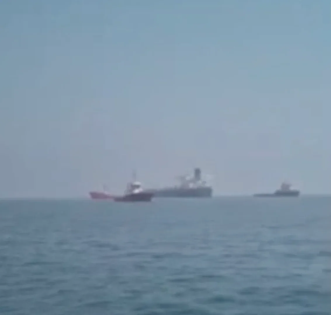 EUA atacam 3 petroleiros iranianos após disparos contra navios