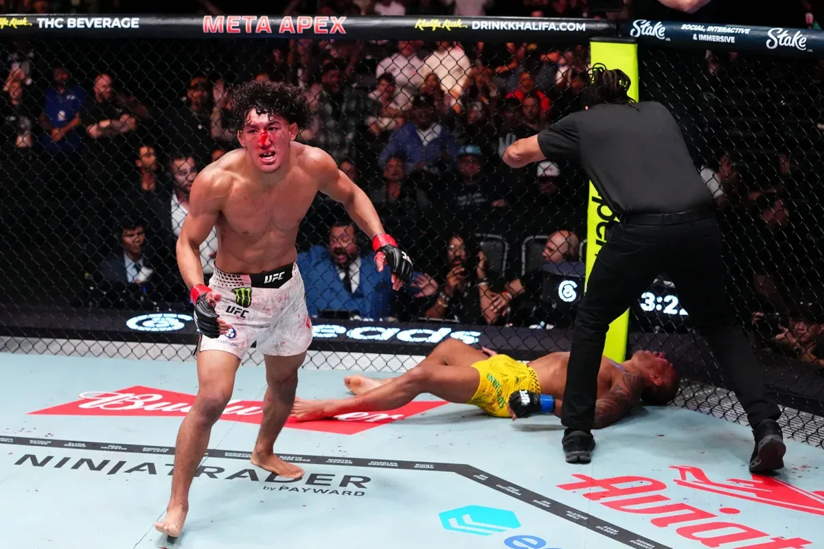 UFC: brasileiro é levado ao hospital após derrota dura em luta principal