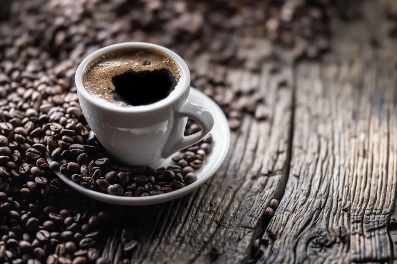 Ama café? Pesquisa revela o limite diário para não afetar os ossos
