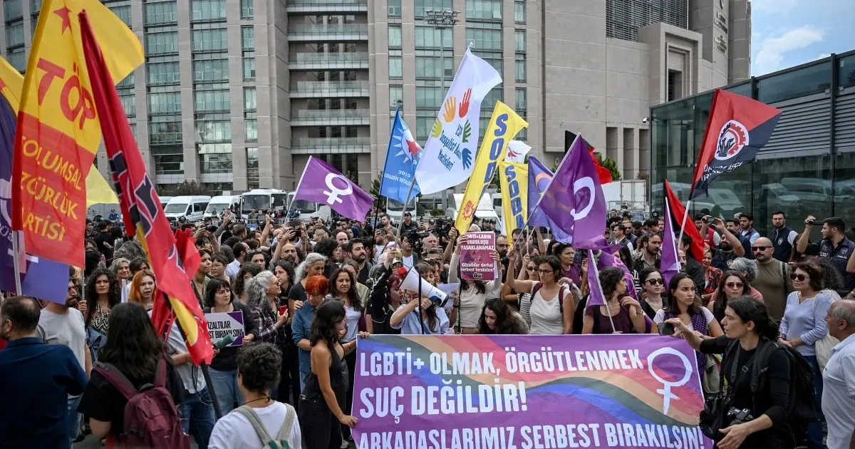 Turquia prende dezenas de manifestantes que protestavam contra a repressão LGBTQIA+
