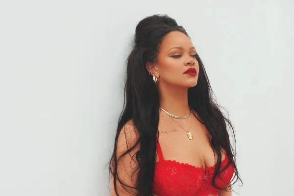 Rihanna agita a web ao posar de lingerie. Veja fotos